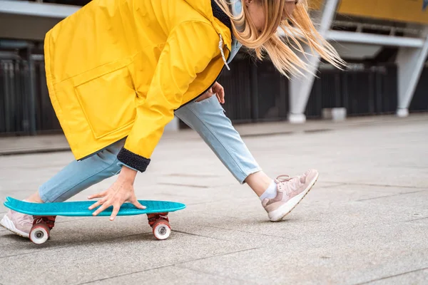 Les adolescents font du skateboard en ville. Culture des jeunes — Photo