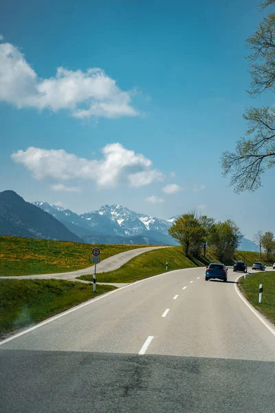 Voiture conduite sur l'autoroute avec des montagnes — Photo