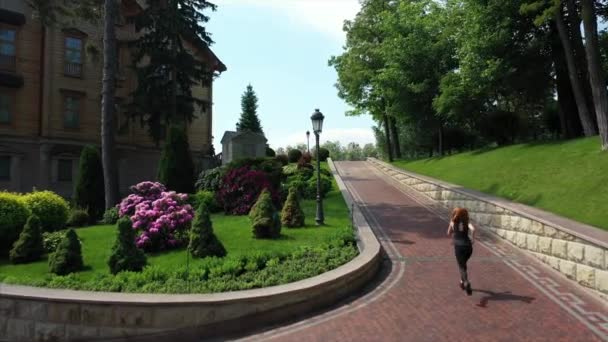 Atleta mujer corriendo en el parque. Mujer del deporte en el entrenamiento de la mañana — Vídeo de stock