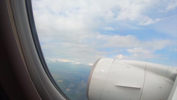 Vista da janela de um avião de passageiros de uma paisagem — Vídeo de Stock