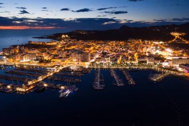 Gece şehir limanının havadan görünümü.