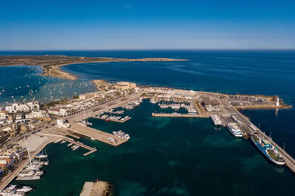 Formentera 'daki güzel turkuaz koy, hava manzaralı.. — Stok fotoğraf