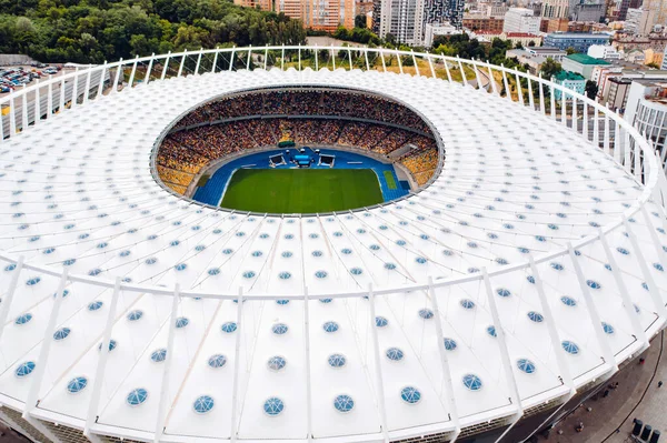 KIEW, UKRAINE - 30. JULI 2019: Luftaufnahme des Olympiastadions und der Stadt Kiew. — Stockfoto