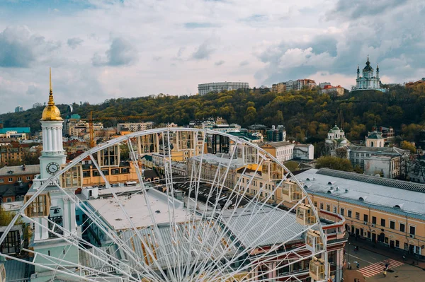 Ferris Wheel at Kontraktova Square in Kiev, Ukraine. August 23, 2019 — Stock Photo, Image