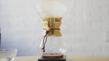 Alternatif kahve, kahve yavaş yavaş filtre den akar.