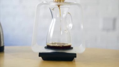 Alternatif kahve, kahve yavaş yavaş filtre den akar.