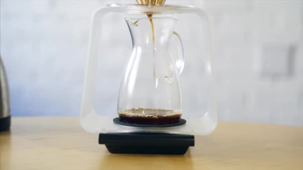 Alternativ kaffe, kaffe flyder gradvist gennem filteret . – Stock-video