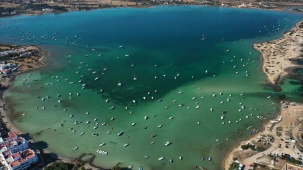 Schöner Blick auf die Bucht mit Yachten aus der Luft — Stockvideo