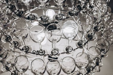 Şarap kadehlerinden yapılmış güzel bir avize.