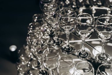 Şarap kadehlerinden yapılmış güzel bir avize.