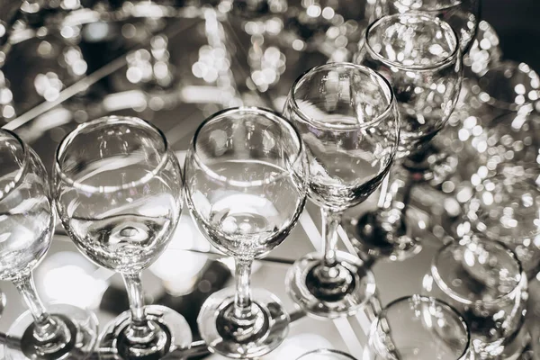 Prachtige kroonluchter gemaakt met glazen wijn — Stockfoto