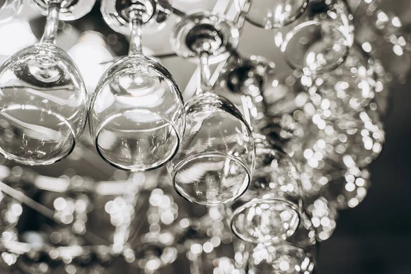 Bellissimo lampadario realizzato con bicchieri di vino — Foto Stock