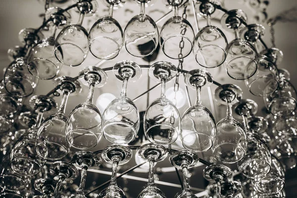 用酒杯做的漂亮的吊灯 — 图库照片