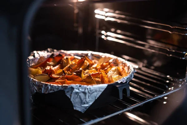 Bakad potatis med morot och andra kryddor i stekpannan. — Stockfoto
