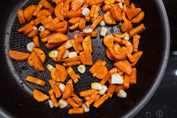 Cenouras, alho em uma panela antes de cozinhar. Veiw próximo — Fotografia de Stock