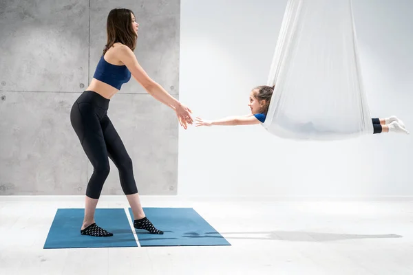 Maman et Fille font du yoga. Famille dans une salle de gym. — Photo