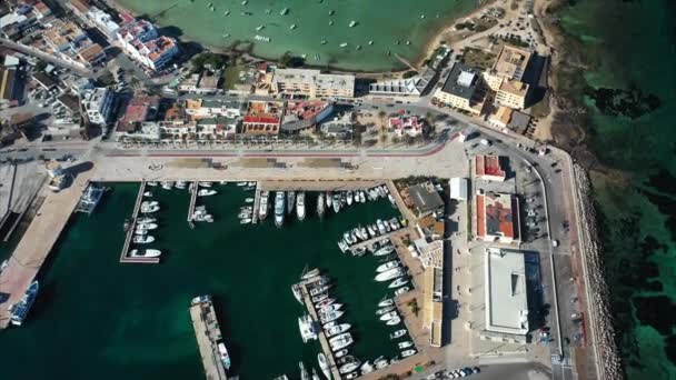 Prachtig uitzicht op de baai met jachten luchtfoto — Stockvideo