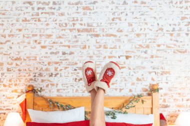 Yükseltilmiş bacaklar ile yatakta yatıyordu kadın