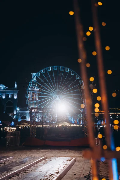 Christmas zone on Kontraktova Square with a Ferris wheel — Stock Photo, Image