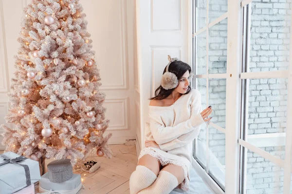 Mujer joven en un vestido elegante cerca del árbol de Navidad —  Fotos de Stock