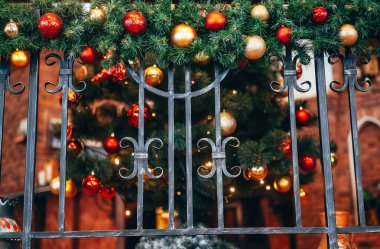 Noel süslemesi düzmece korkuluklarda yatıyor.