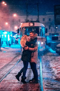 Karla kaplı tramvay hattında genç bir çift