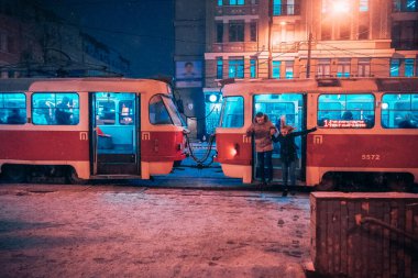 Karla kaplı tramvay istasyonunda genç bir çift