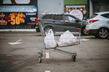 Alışveriş arabası park yerinde süper market