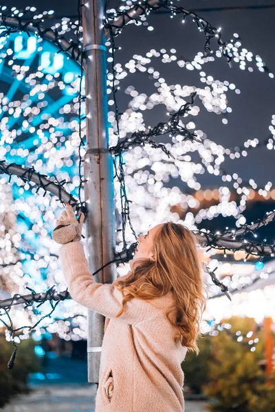 Menina posando contra o fundo de árvores decoradas — Fotografia de Stock