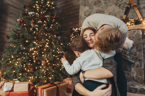 Junge kaukasische Familie Mama Papa Sohn in der Nähe Kamin Weihnachtsbaum — Stockfoto