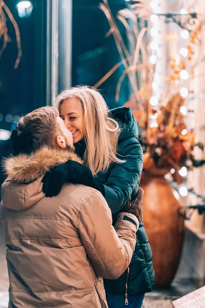 Ao ar livre perto retrato de jovem belo casal posando na rua . — Fotografia de Stock