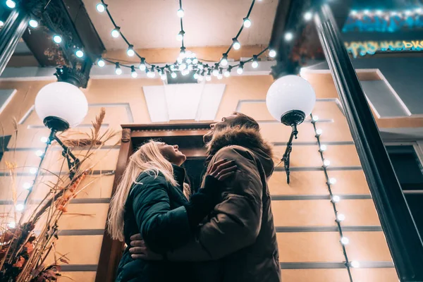 Al aire libre retrato de cerca de joven hermosa pareja posando en la calle . — Foto de Stock