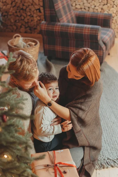 Junge kaukasische Familie Mama Papa Sohn in der Nähe Kamin Weihnachtsbaum — Stockfoto