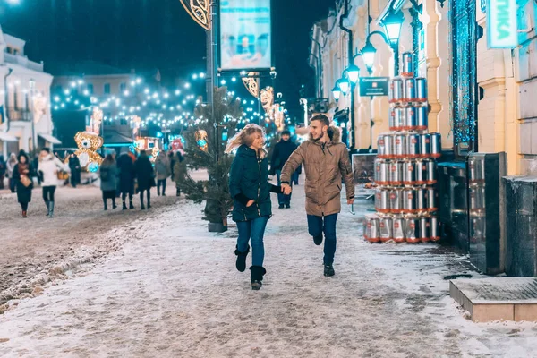 Jovem casal adulto andando na calçada coberta de neve — Fotografia de Stock