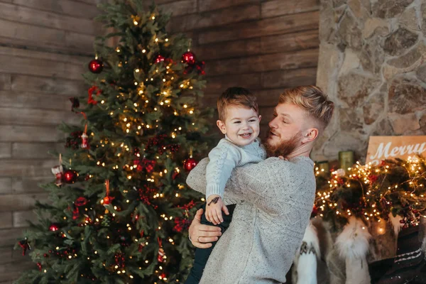 Papa hält seinen Sohn in den Armen und hat Spaß zusammen — Stockfoto