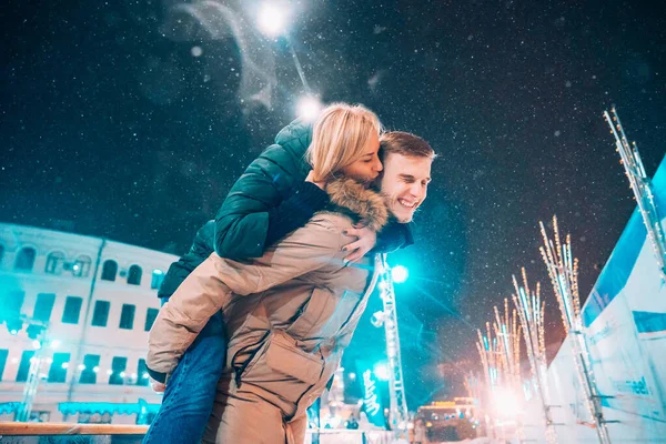 Alegre e brincalhão casal em roupas quentes de inverno estão brincando — Fotografia de Stock