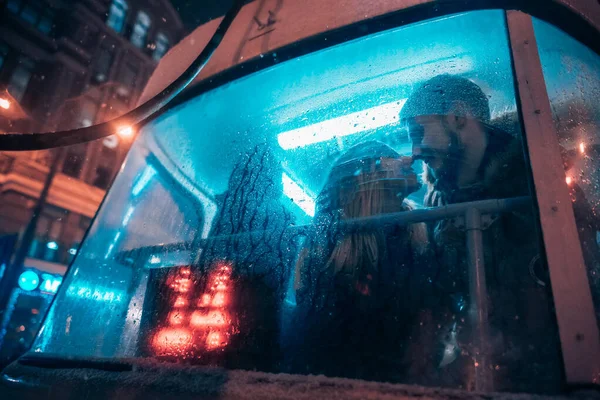 El chico y la chica se besan en el tranvía detrás del cristal nebuloso —  Fotos de Stock