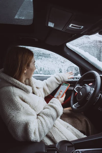 Atractivo conductor mujer sentado detrás del volante en su coche —  Fotos de Stock