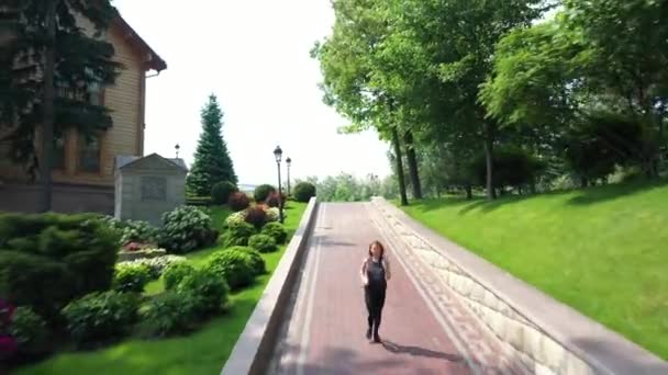 公園でジョギングをしているアスリートの女性。朝のワークアウトでスポーツ女性 — ストック動画