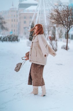 Soğuk kış gününde dışarıda bir kadın var.