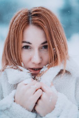 Dışarıdaki ilk karda portre kadın modeli.