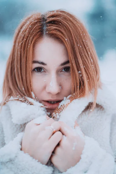Πορτρέτο θηλυκό μοντέλο έξω στο πρώτο χιόνι — Φωτογραφία Αρχείου