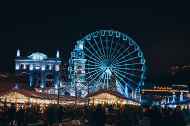 Bir dönme dolap ile Kontraktova Meydanı'nda Noel bölgesi