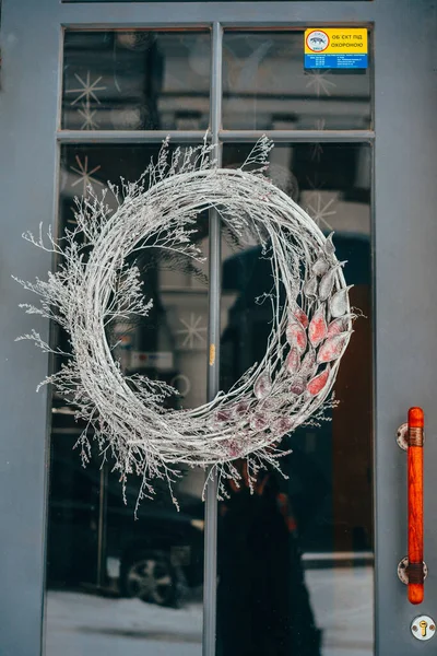 Coroana de Crăciun agățată pe ușa de sticlă din cafenea — Fotografie, imagine de stoc