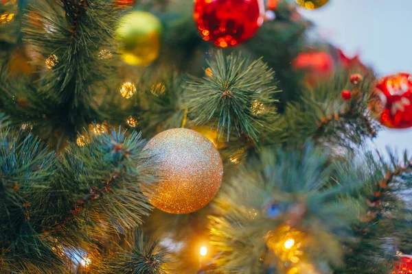 Primer plano de las ramas del árbol de Navidad con decoraciones —  Fotos de Stock