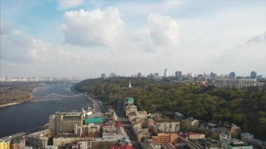 Açık güneşli havalarda Kiev havadan görünümü
