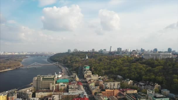 Vista aérea de Kiev en claro tiempo soleado — Vídeo de stock