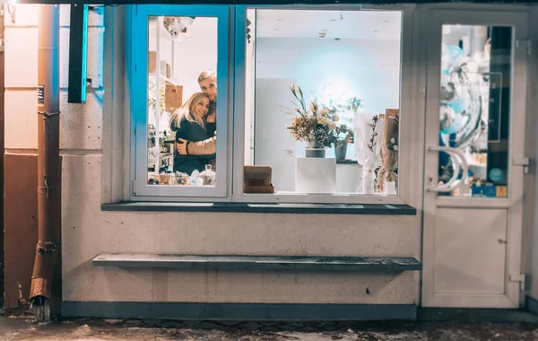 Foto durch Fenster. junges Paar in Café mit stilvollem Interieur — Stockfoto