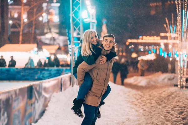 Alegre e brincalhão casal em roupas quentes de inverno estão brincando — Fotografia de Stock