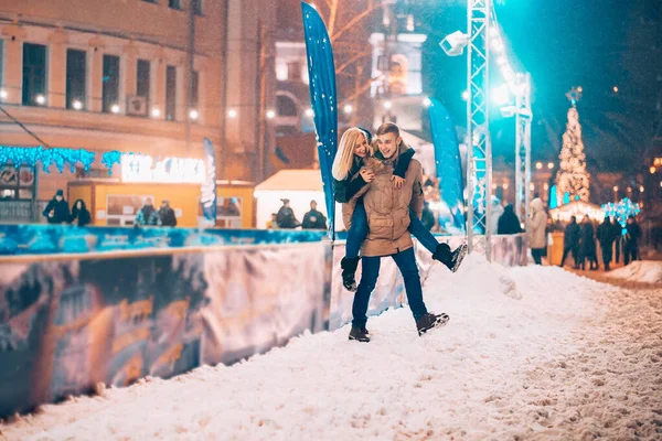 Alegre e brincalhão casal em roupas quentes de inverno estão brincando — Fotografia de Stock